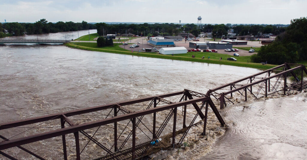 Wading Through Record Flooding in Iowa, a Husband Implored His Wife to Keep Going