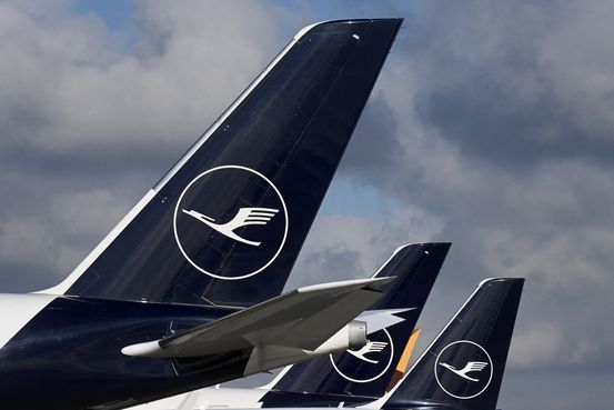 Lufthansa Remains Cautious as Profits Fall