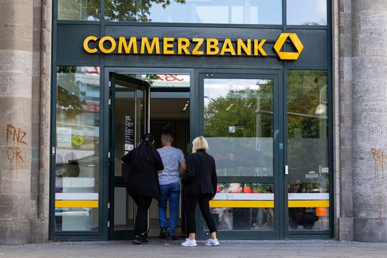 Commerzbank Confirms Guidance, Announces Buyback