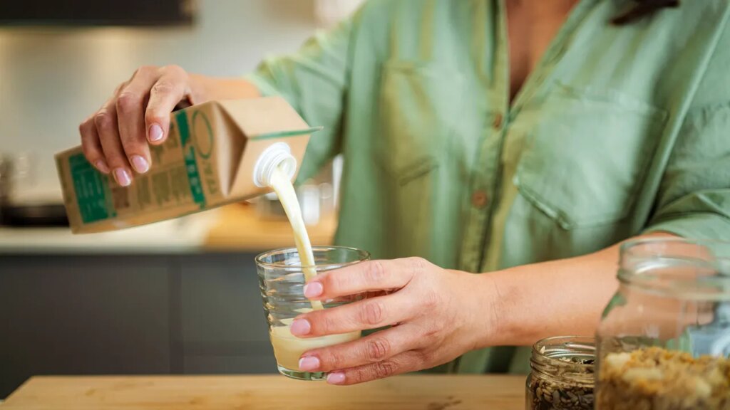 Drinking soy milk could lower blood pressure, cholesterol: study