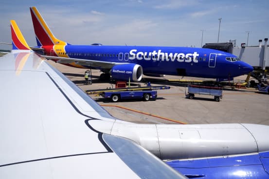 Southwest Raises Revenue Forecast, Plans Share Buyback in Activist Battle