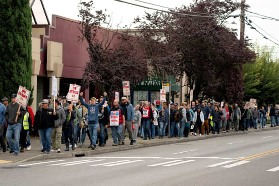 Boeing Machinists Reject Contract, Extending Strike