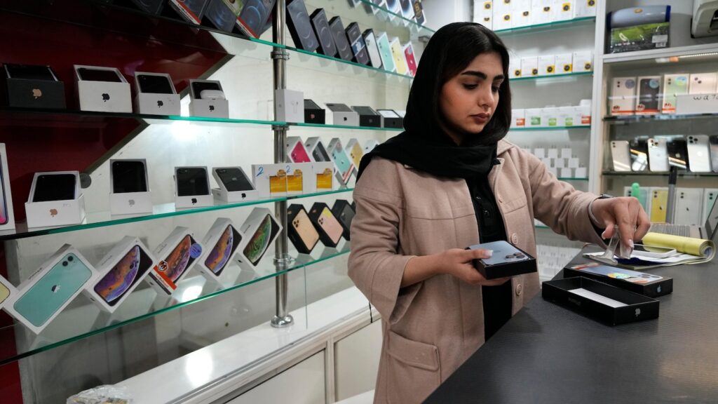 Iran lifts its ban on imports of new iPhone models in place since last year