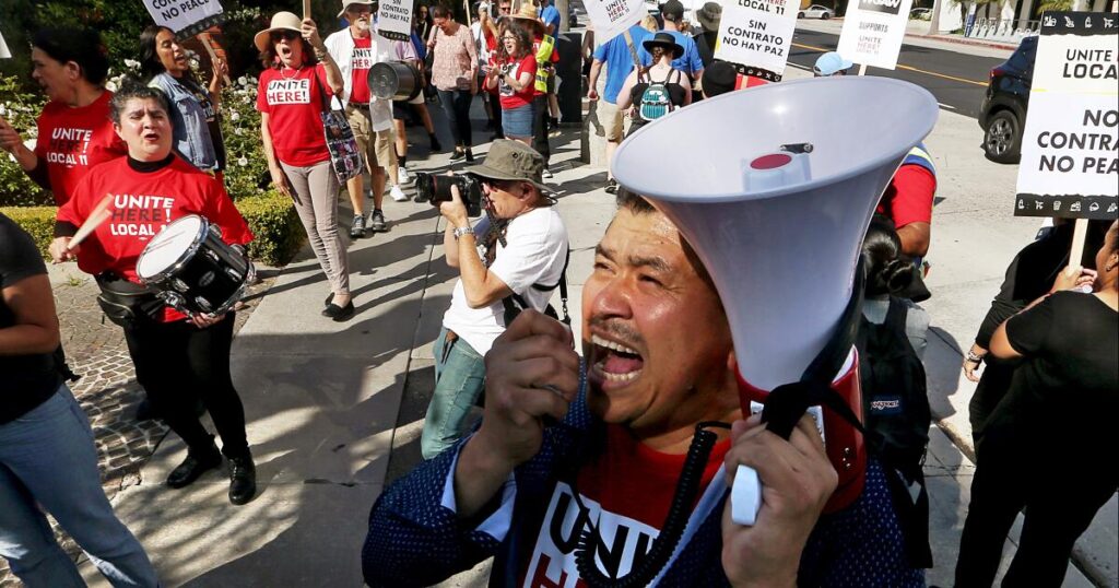 Los Angeles should hike hotel and airport workers' pay, report says