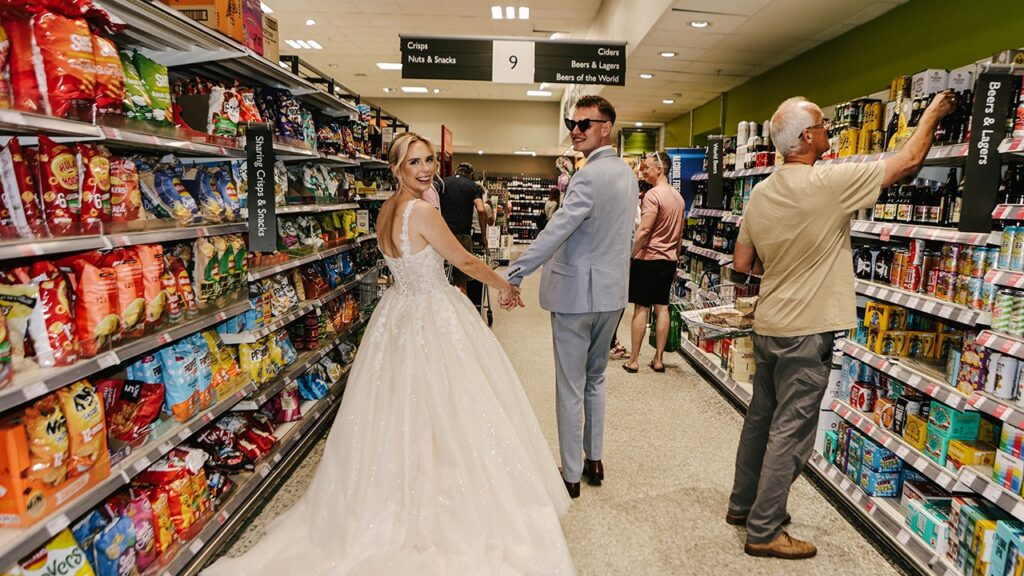 Newlyweds snap wedding photos in grocery-store aisle where they first met