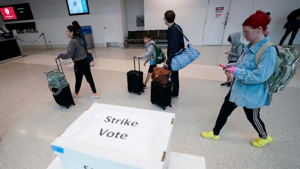 Charlotte airport workers voting on whether to strike during busy Thanksgiving travel week