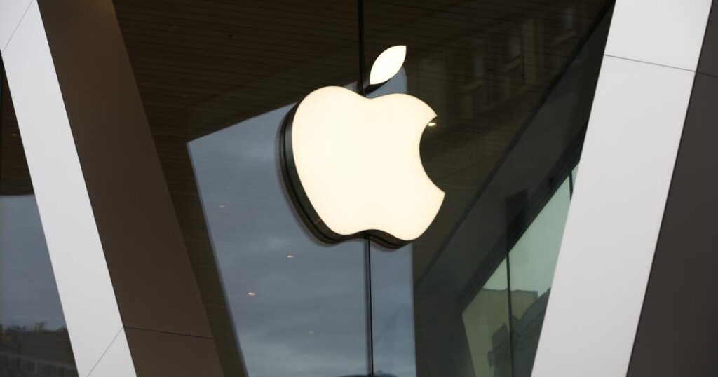 Labor board accuses Apple of suppressing employee discussions