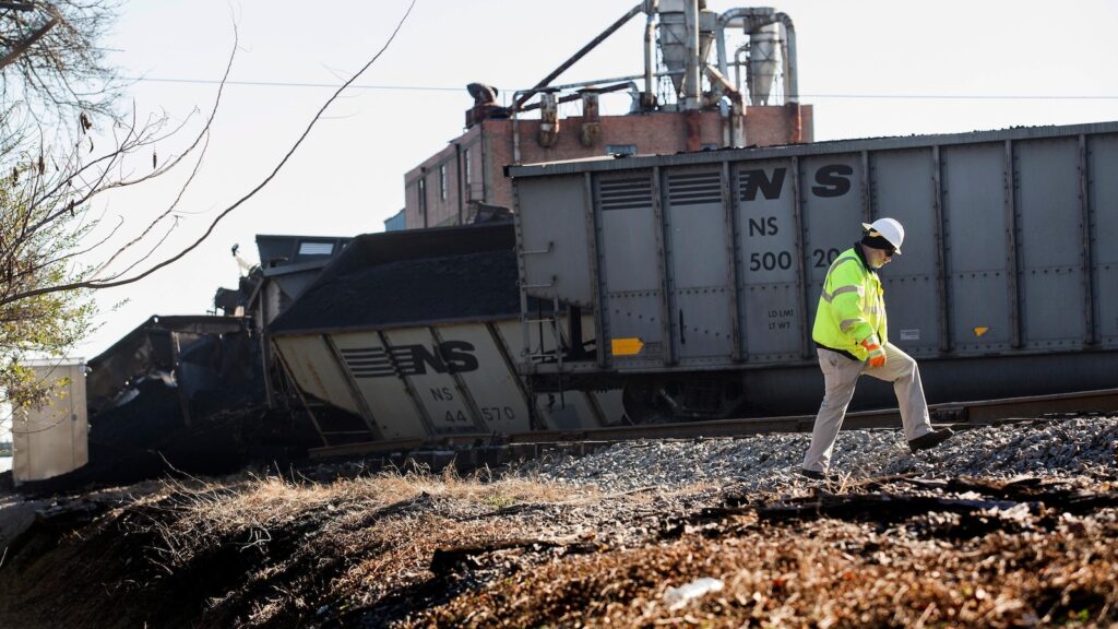 Norfolk Southern rule that railcars be inspected in less than a minute sparks safety concerns