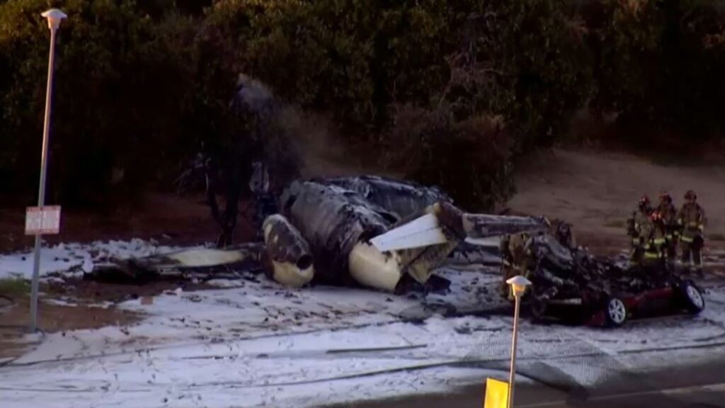 Small plane crashes into car in Mesa, Arizona, killing 5