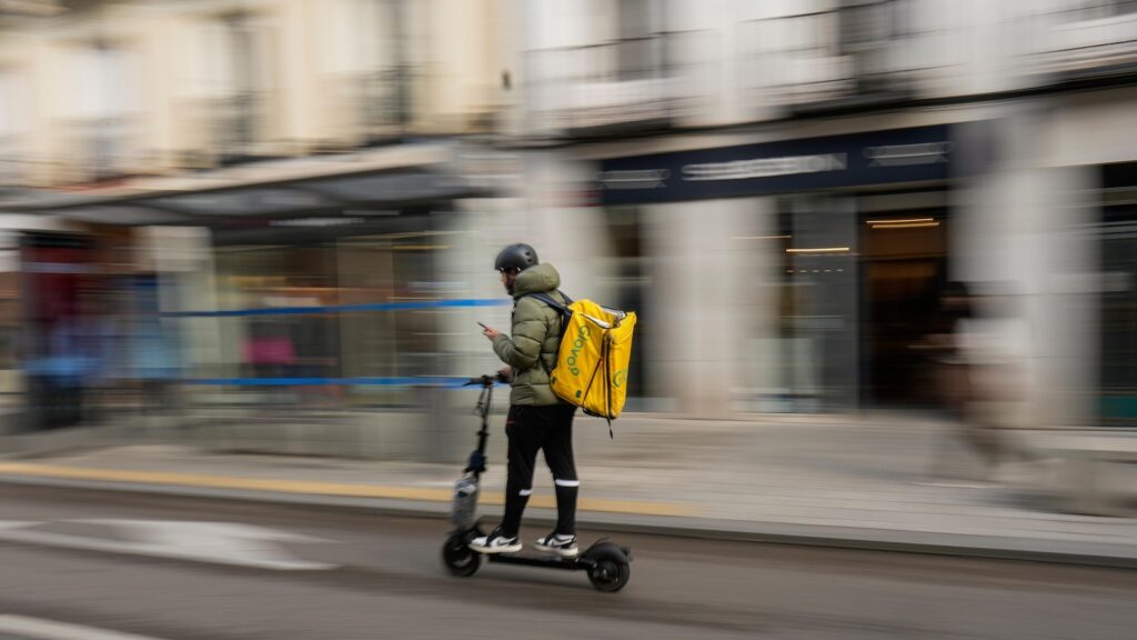 Drivers for Spanish food delivery app Glovo will become full-time employees