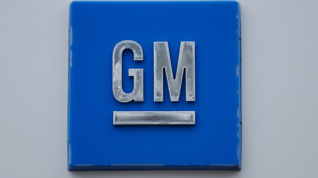 GM adds over 132,000 heavy duty pickups to recall for tailgates that can open unexpectedly