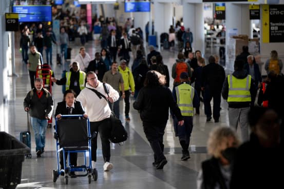 Jammed Thanksgiving Flights Push U.S. Air Travel to Record